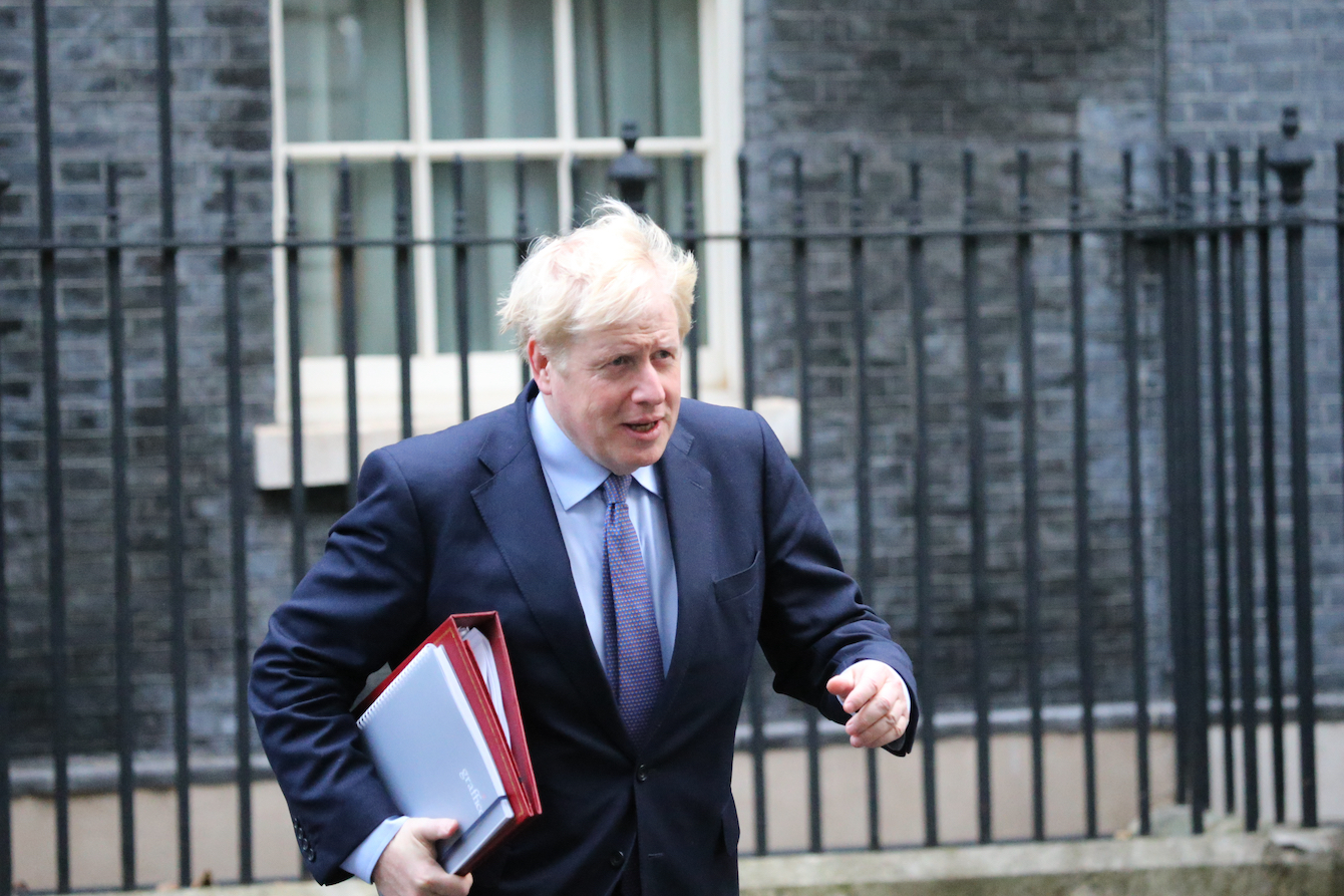Johnson verhuist naar Brussel vanwege ‘verstikkende Britse regelgeving’