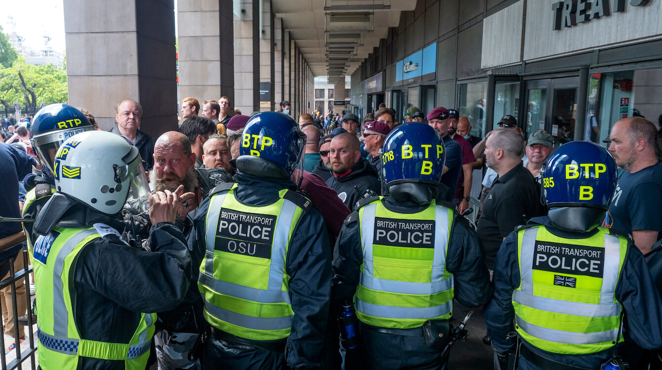 Aanhangers Johnson bestormen Westminster en eisen hertelling aantal opgestapte ministers