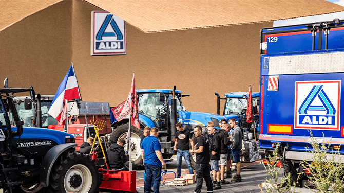 Distributiecentrum Aldi blijkt één hele grote doos waar alles in gesmeten is