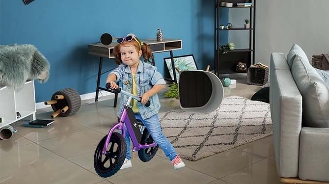 Dreumes krijgt e-loopfiets voor haar verjaardag