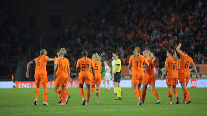 Vrouwenvoetbal is helemaal verziekt door het grote geld