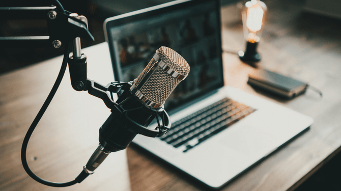 Dit zijn de 3 leukste podcasts voor tijdens het podcast luisteren
