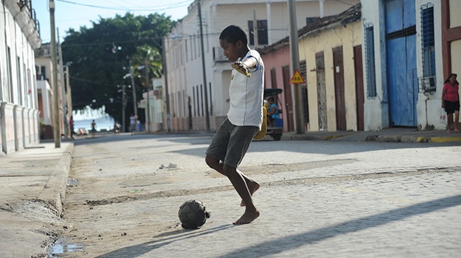 Gustavo leerde in de favela's voetballen met een lekke bal, nu kan hij er helemaal niks van