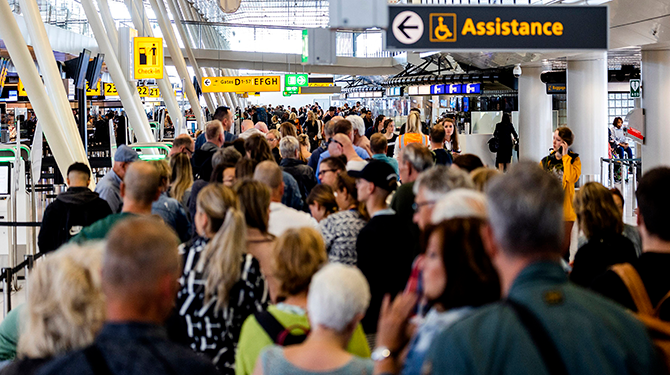 Komt de nieuwe coronagolf op tijd voor Schiphol?