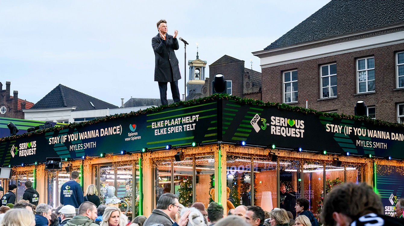 Louis van Gaal geeft lange overwinningsspeech op dak van Glazen Huis na recordtussenstand