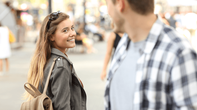 5 tips om ervoor te zorgen dat je in gesprek met een man niet naar zijn penis staart