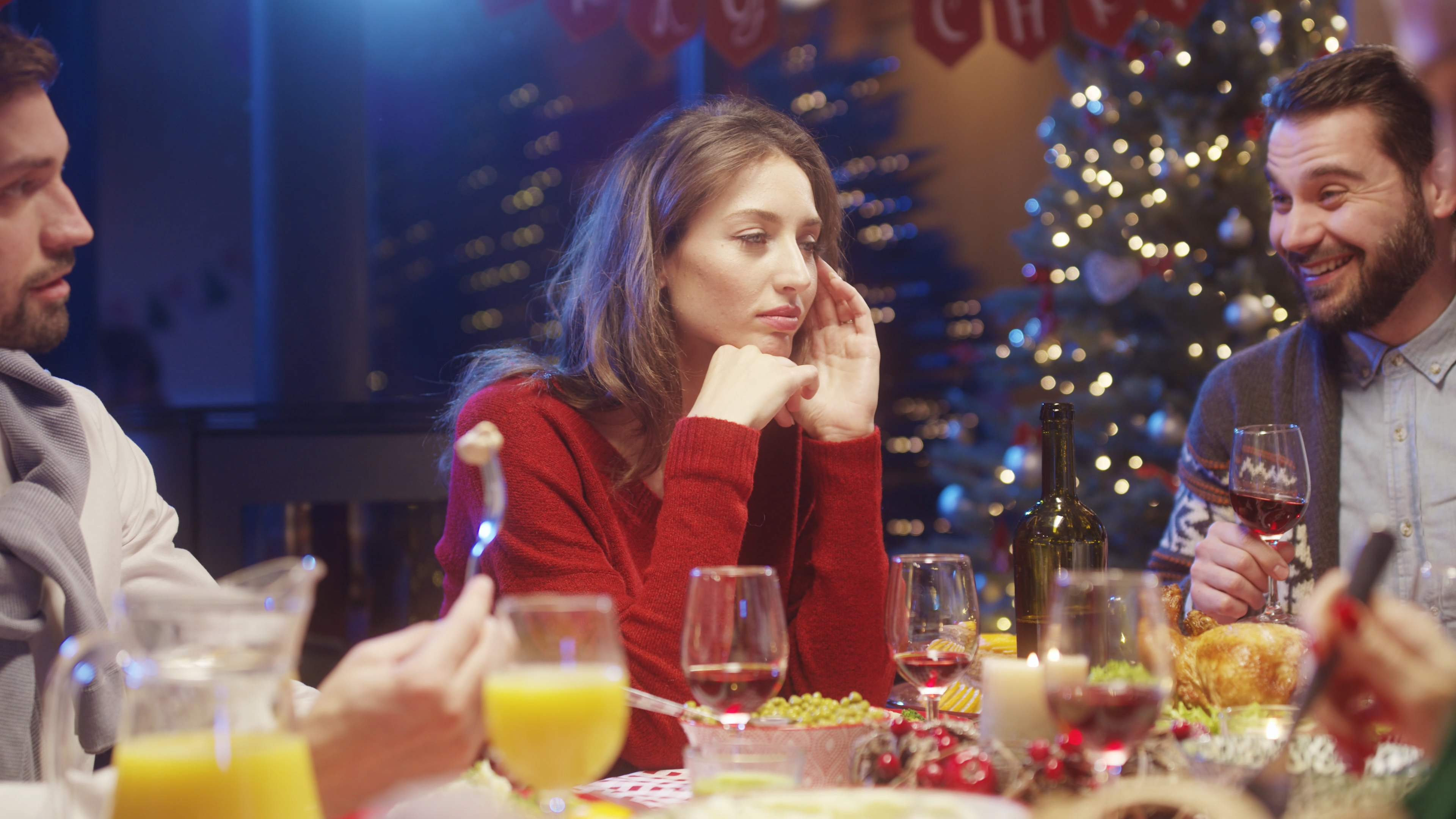 Dit zijn de beste houdingen tijdens het lange, oersaaie verhaal van je oom tijdens het kerstdiner