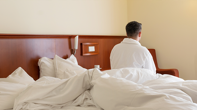 Man wordt wakker na one-night stand met sekspop maar die is al de deur uit