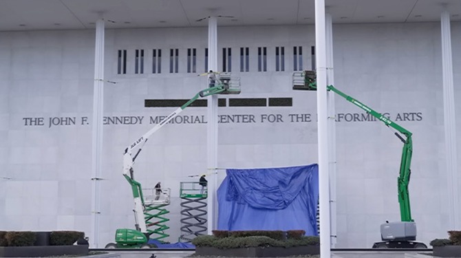 Overijverige ambtenaren lakken Trumps naam ook op Kennedy Center zwart