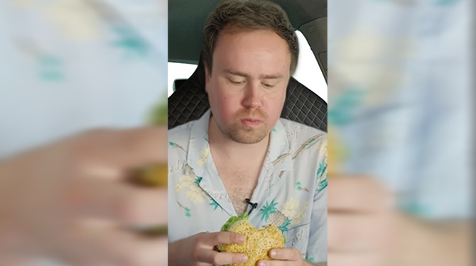 Buurtbewoners maken zich grote zorgen om man die dagelijks in zijn auto tegen snacks praat