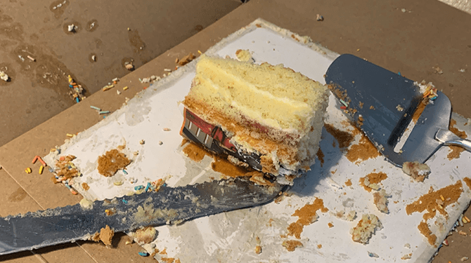 Laatste stukje van feestelijke taart ineens niet meer zo feestelijk