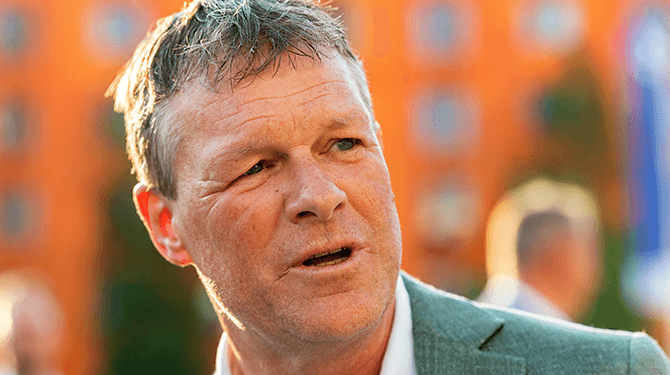 Bartina Koeman stelt Erwin Koeman aan als assistent-echtgenoot