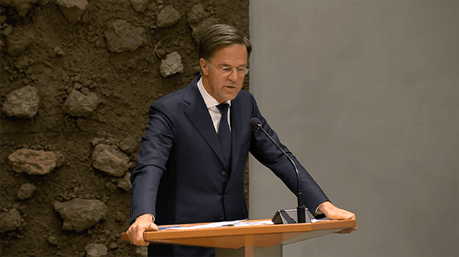 Gênante verspreking Rutte tijdens debat: ‘Sta nog steeds achter uithuisplaatsingen, eh ik bedoel het wissen van sms’jes’