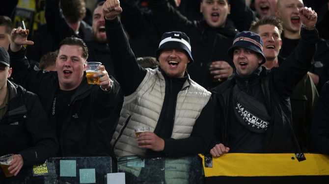 Supporter klaagt over absurd hoge prijs van bier dat hij naar keeper gaat gooien