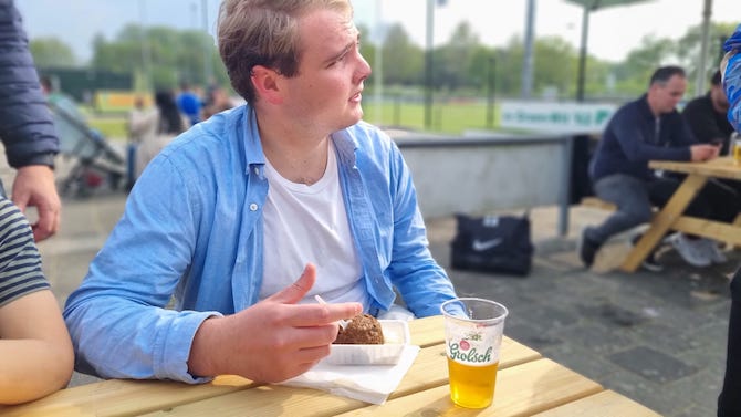 Amateurvoetballer heeft na gezonde inspanning wel een broodje gehaktbal en twintig bier verdiend