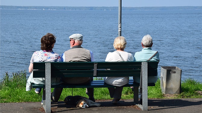 Hoe gaan we ouderen ontmoedigen zich in Nederland te vestigen?