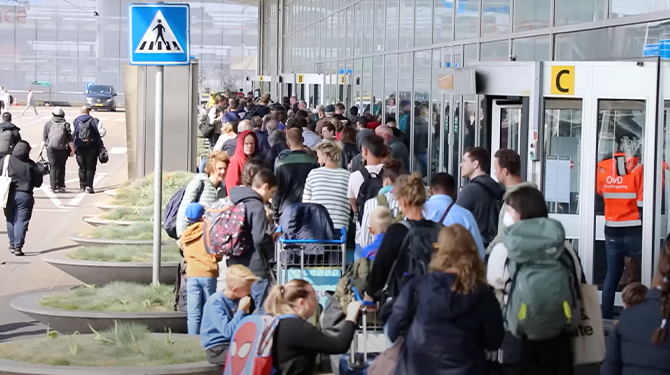 KLM gaat wachtplekken met extra beenruimte op Schiphol verkopen