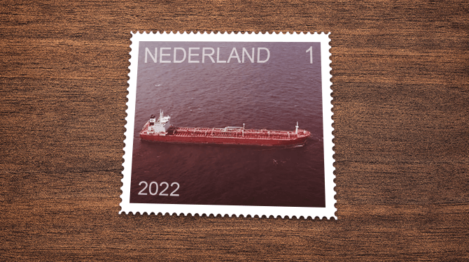 PostNL brengt nieuwe postzegel uit van Russische olietanker die geweigerd voor kust IJmuiden ligt
