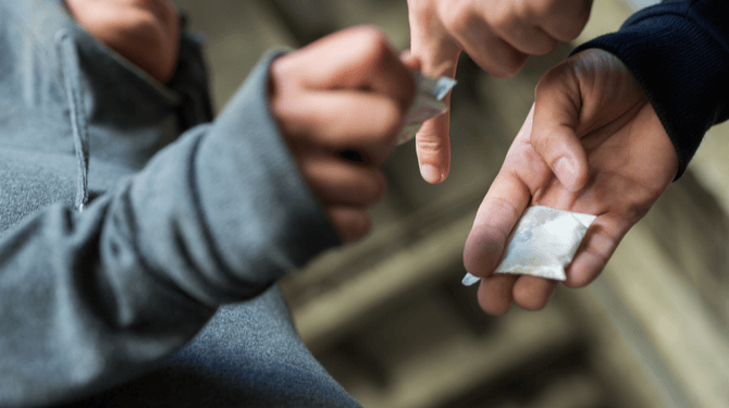 Man teleurgesteld in drugsdealer die zijn telefoonnummer verkocht