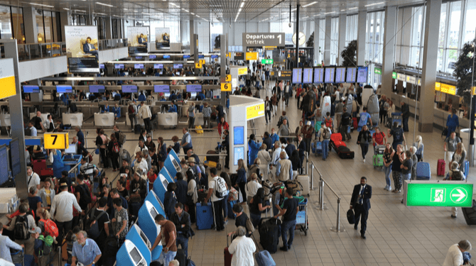 Kabinet kort zomervakantie in voor extra week meivakantie in verband met lange rijen Schiphol