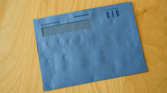 Belastingdienst schrikt van vreemde blauwe envelop op de mat