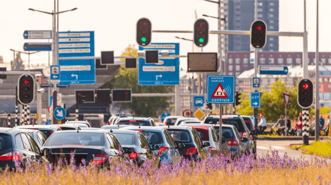Rijke Nederlanders trekken met Audi’s en BMW’s richting Den Haag om te demonstreren tegen belastingverhoging