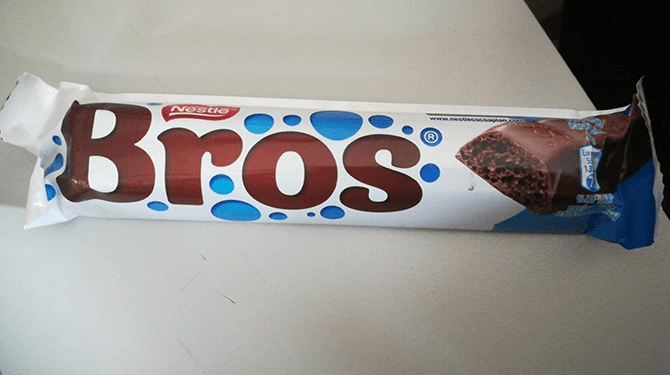 April doet wat-ie wil en eet een hele uitdeelzak Bros achter elkaar leeg