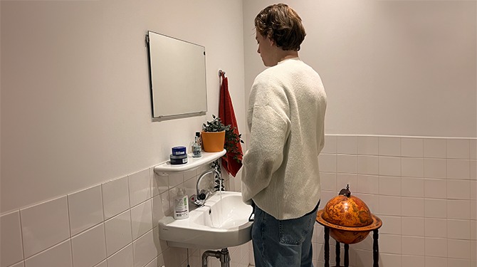 Student Luuk (25) wast zijn vaat in het toilet zodat hij onbezorgd in de wasbak kan plassen