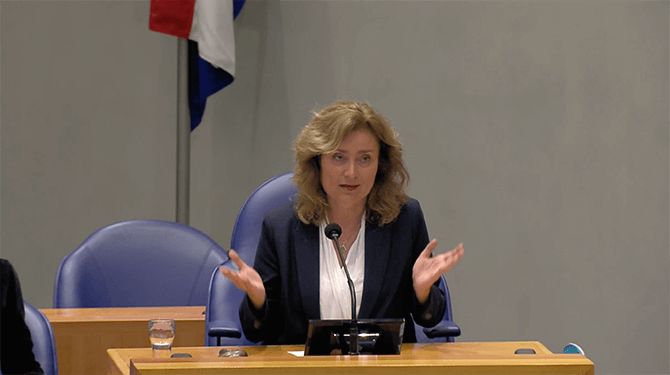 Vera Bergkamp corrigeert Zelensky: 'Graag via de voorzitter spreken'
