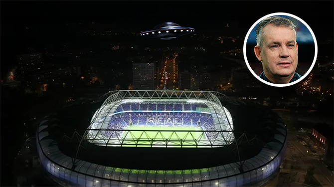 Commentator Sierd de Vos blijft monotoon praten tijdens UFO-landing op voetbalveld: 'Tjonge, aliens'