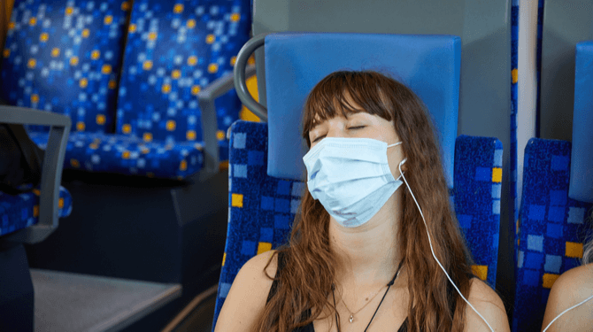 Hoe ga je om met aso’s die hun mondkapjes ophouden in de trein?