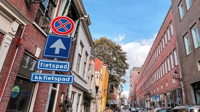 Ook Den Haag introduceert tweetalige verkeersborden