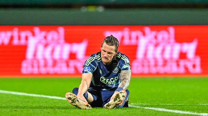 Ajax besluit bal toch maar uit te spelen