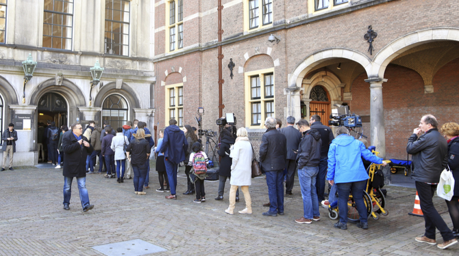 Lange rijen bij stembureaus: had de overheid eerder moeten opschalen?