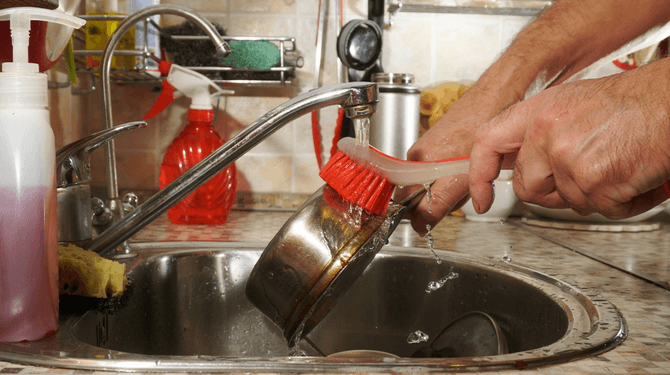 Onduidelijk of man rasp aan het afwassen of afwasborstel aan het raspen is