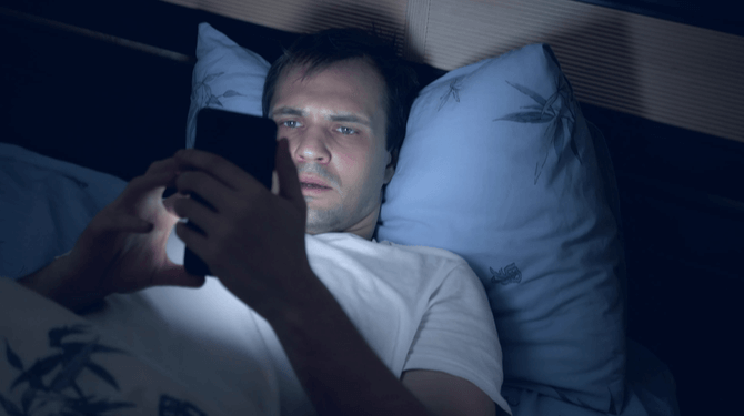 Man kan gaan slapen maar checkt liever nog wat werkmails om wakker van te liggen