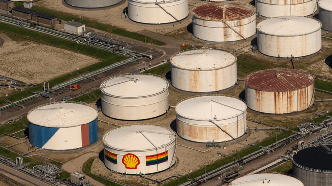 Shell verbreekt banden met klimaatverandering, blijft wel vaten olie kopen
