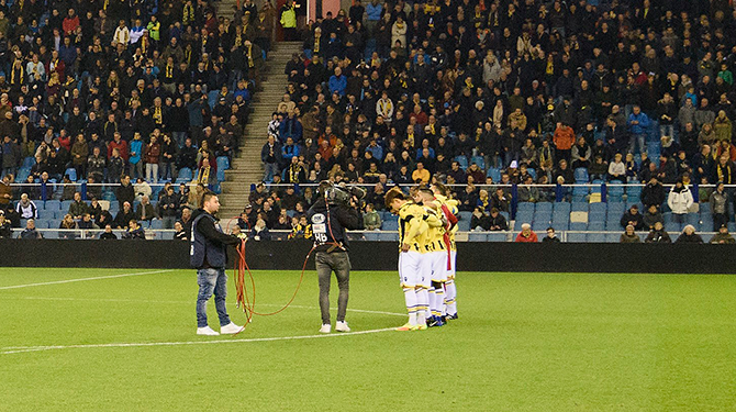 Vitesse vanavond met rouwbanden vanwege genocide op Russen in Donetsk en Loegansk
