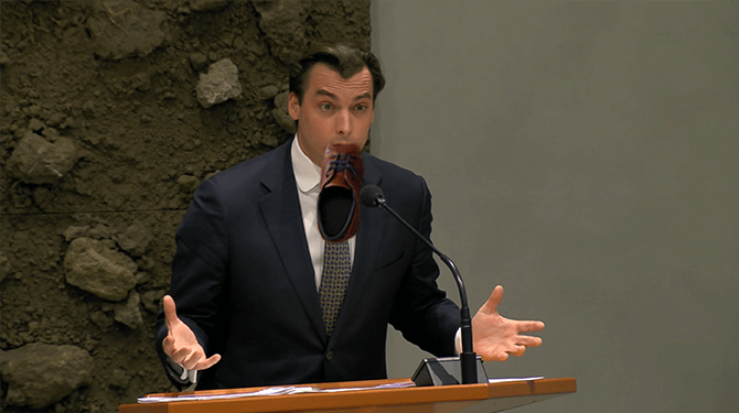 Baudet moeilijk te volgen tijdens debat door Russische schoen in mond