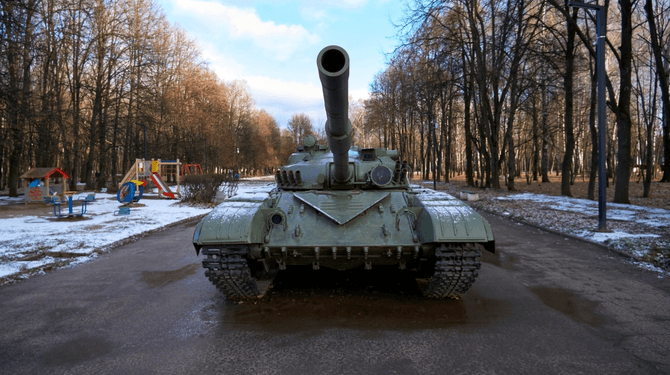 Russische tank rijdt dwars door hele zware sanctie heen