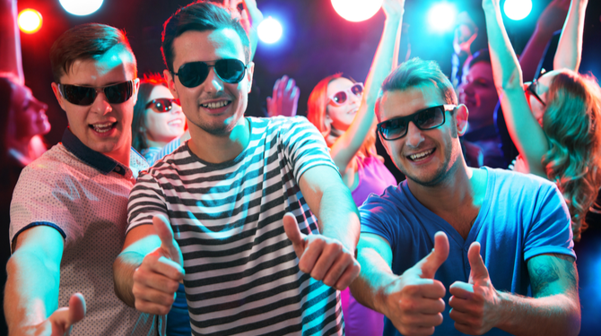 Robert blij dat nachtclubs weer open gaan want hij moet nog een nieuwe jas