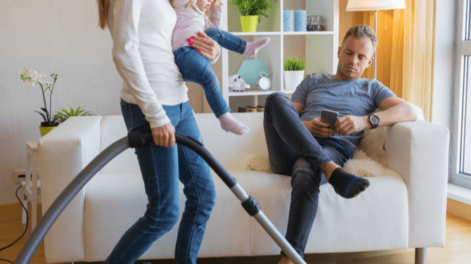 Man wordt erg moe van zijn gestreste vrouw die full-time werkt en zich ontfermt over kinderen en huishouden