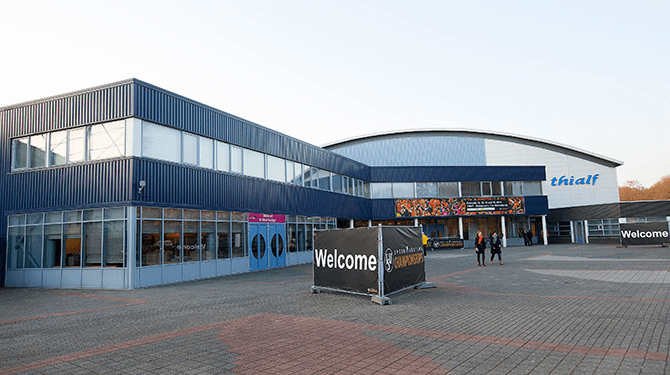 Heerenveen overweegt ook concentratiekamp te openen als schaatsen tijdens genocide succes blijkt