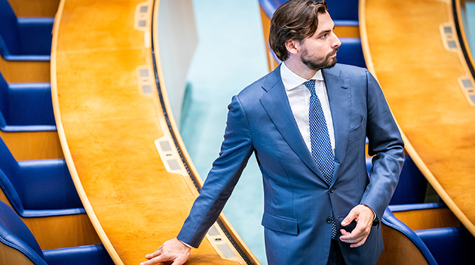 Thierry Baudet gaat in nieuwe SBS-programma ‘BN’ers in de Kamer’ een echt debat bijwonen