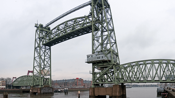 18-jarige Nederlander mag mee Rotterdamse brug uit elkaar halen voor jacht Bezos