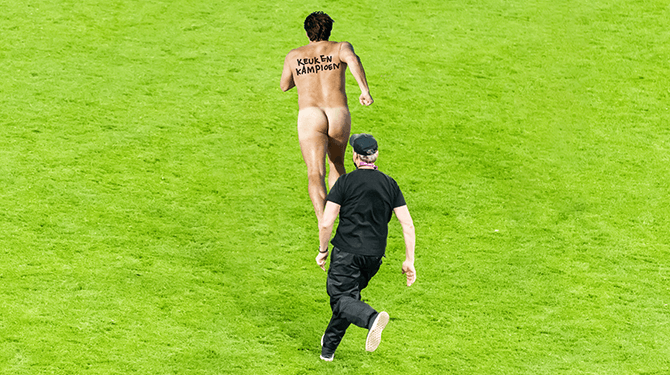Streaker onthult uittenue