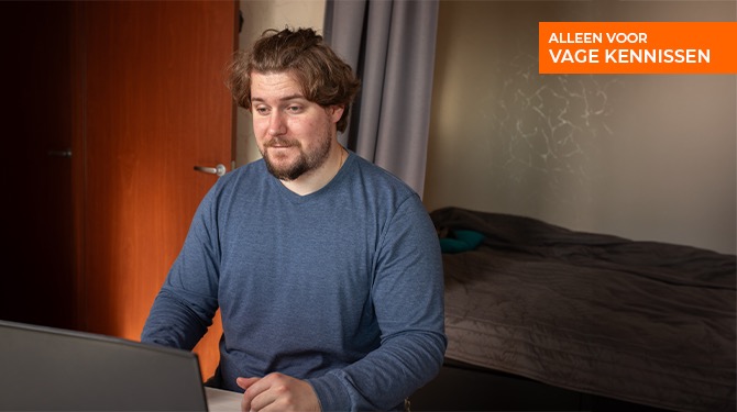 Jack (23) mailt super hete buurvrouw van 500 meter verderop terug om te checken of ze geen cyberoplichter is