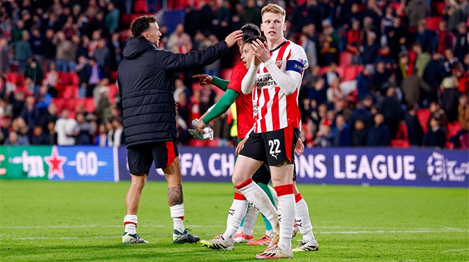 Geïrriteerde Koeman vertelt Schouten dat Nederland niet wéér een goede centrale verdediger nodig heeft