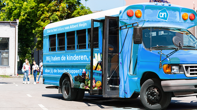Albert Heijn gooit het roer om: ‘Wij halen de kinderen, doe jij de boodschappen’