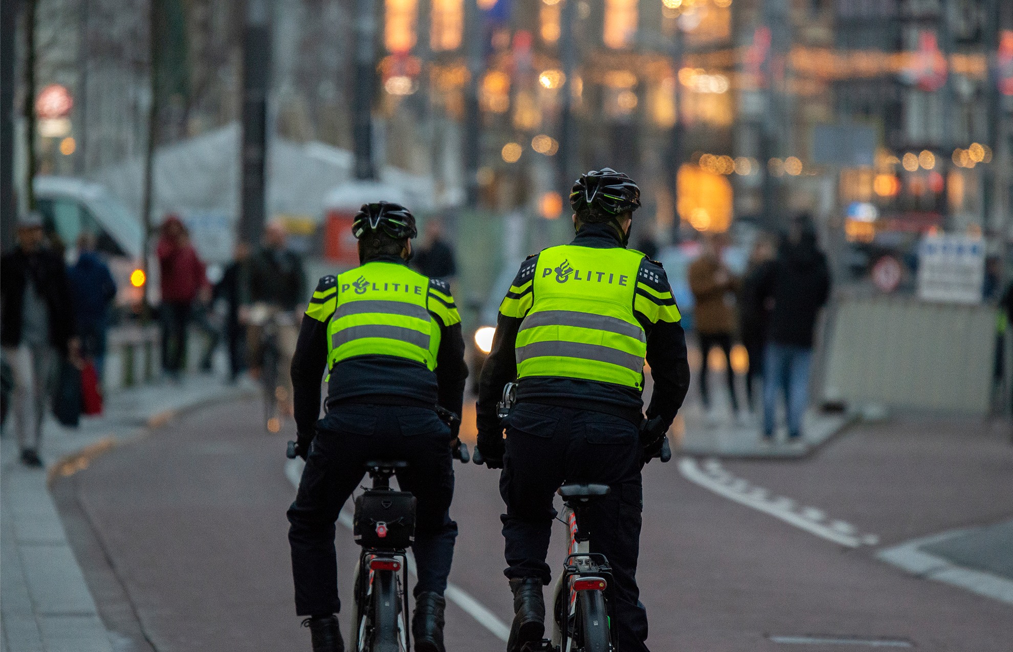 Steeds meer nepagenten waarschuwen mensen op straat om met lichtjes te fietsen
